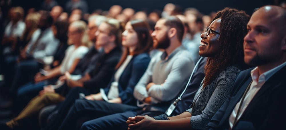 Aufmerksames Publikum auf einer Konferenz