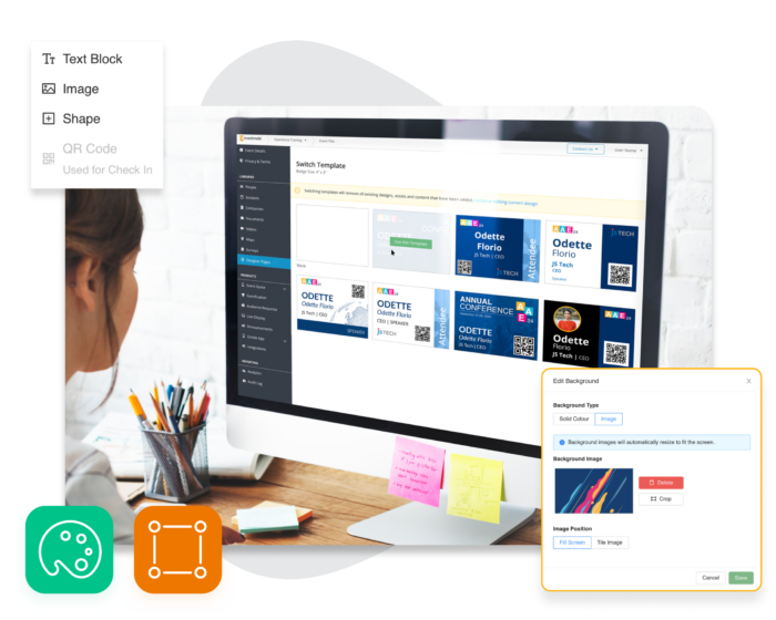 Abbildung: Eine Person am Computer, die eine Event-Badge-Vorlage aus dem Badge-Designer von EventMobi auswählt.